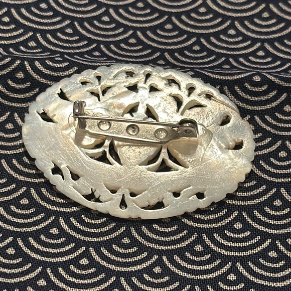 Carved Mother Of Pearl Two bird heart Brooch Pin - Picture 2 of 3